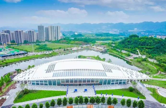 球場上許多建筑中度可信度描述已自動(dòng)生成